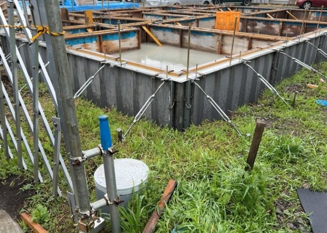庭のある家に住むことのメリットとして、子どもたちの遊び場を確保できること、ガーデニングや家庭菜園を楽しめること、明るさを確保できることがあります。また、配置を工夫することでプライバシーが確保できます。