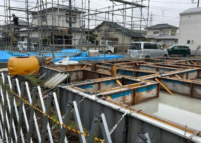 玄関は、狭すぎると複数人で使いにくく、広すぎても無駄な空間になりがちです。最低2畳を目安にして、家の広さとの兼ね合いや家族の人数を考慮して決めるとよいでしょう。現地を見学して快適な玄関を選びましょう！