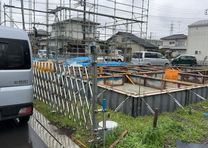玄関ポーチにおいて最も重視すべきと言っても良いのが広さです。適切な広さの玄関ポーチでないと外見的なバランスは崩れてしまいますし、何より使いにくくなってしまいますので、現地で実際に下見をしてみましょう！