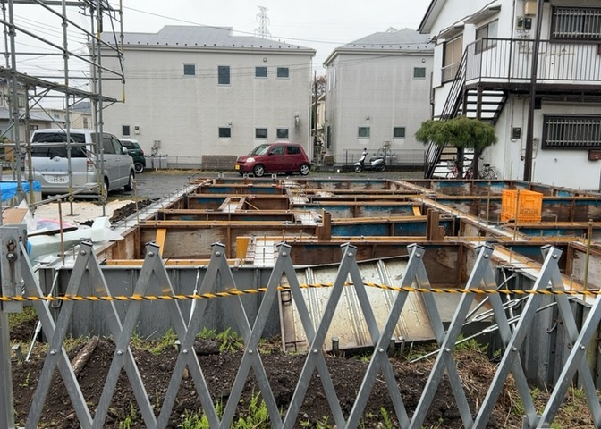 お持ちの車種によっては前面道路が広い方が便利でしょう。しかし、前面道路が広ければその分交通量が多くなるため、騒音などが気になる場合があります。実際に現地を見学し、周辺交通量や騒音などを確認しましょう！
