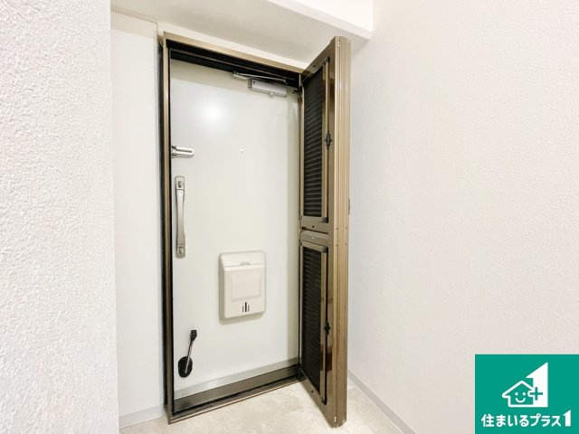 玄関はセフティルーバーつき！【現地写真】
