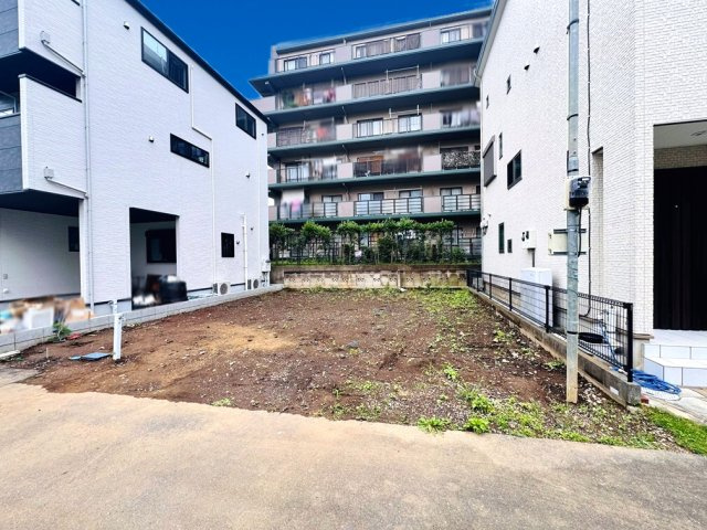 自然に囲まれた閑静な住宅街に立地