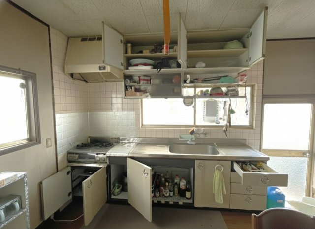 昔ながらの雰囲気が残るキッチンで、窓が多く光が入りやすいのが特徴。収納スペースが上下に豊富にあります。リフォーム次第で、最新のシステムキッチンを取り入れることも可能で、家事効率の向上も期待できます。