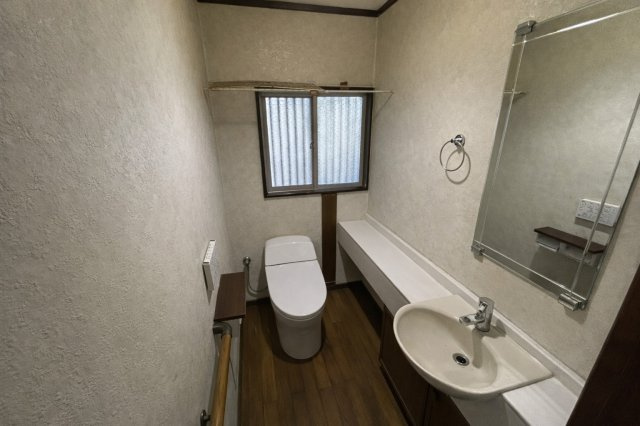 手洗いカウンターが備わっており使い勝手の良さが魅力。ゆとりのあるスペース設計で圧迫感がなく快適にご利用いただけます。窓付きのため自然換気や採光も確保されており湿気やにおいがこもりにくいのもポイント。