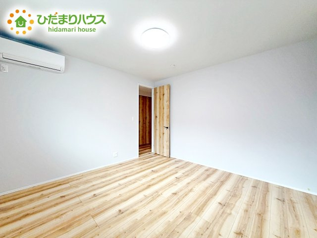 明るい空間の主寝室。アクセントクロスを壁に用いて、安らぎの空間を演出しています。