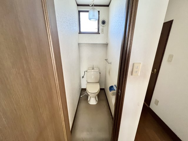 2階にもトイレを備えているため、就寝中や朝の身支度の際に階段を下りる手間を減らせます。各階で利用できることで、家族の使用時間が重なった際にも便利です。日々の暮らしに配慮された配置です。