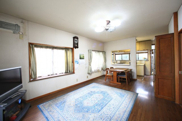 【南向きバルコニーと蔵のある暮らし・5LDK住宅 渋川市中村の居間】
