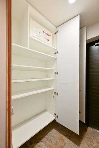 【玄関】収納もあるゆったりとした玄関。3枚扉で上部まで収納できる下足入。