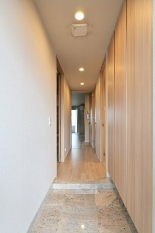 【玄関】収納もあるゆったりとした玄関。3枚扉で上部まで収納できる下足入。