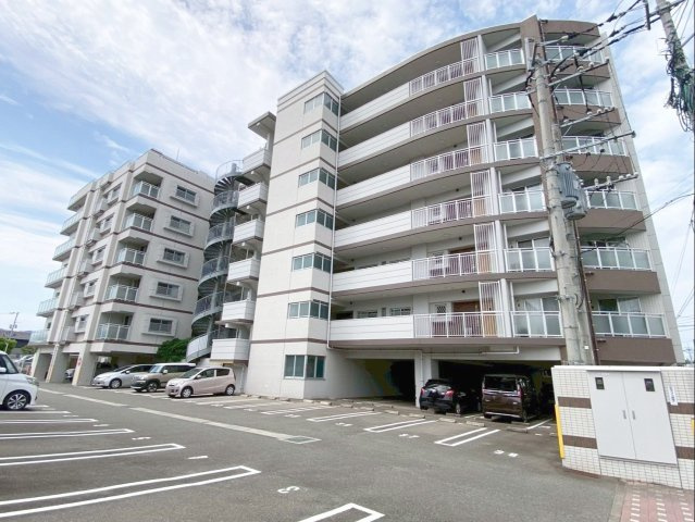 鉄筋コンクリート造7階建てのマンションです！