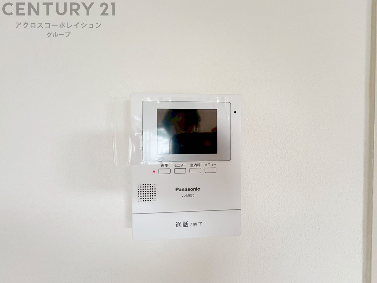 訪問者が来たときにテレビ画面で確認できるため、安心してドアを開けられます。録画機能があるものもあり、留守中に来訪者を記録しておくことができます。利便性が高く、セキュリティ面でも安心です　