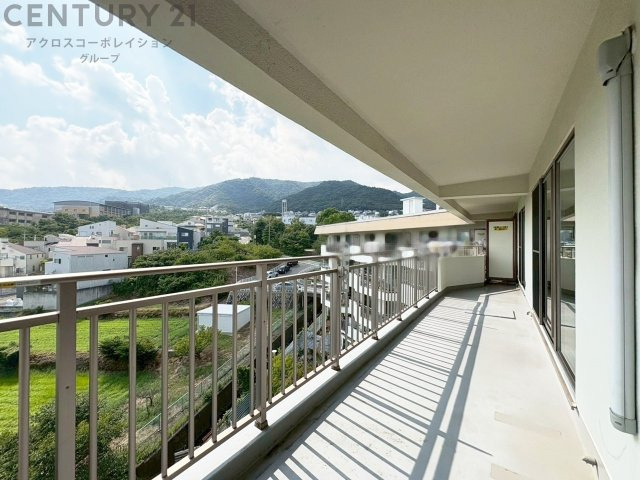 南面バルコニーは日照が豊富で温暖な陽光を受けられ、植物の育成やリラックススペースとして活用可能です。洗濯物の乾燥が速く、快適な生活環境を提供。自然の光を取り込み、室内を明るくしてくれます。　