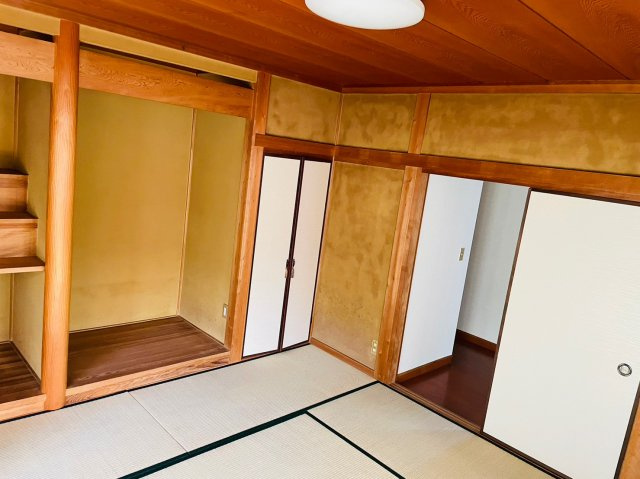 落ち着いた色合いの内装が特徴の和室は、趣のある空間でゆったりとした時間を過ごせます。押入など収納スペースも備わっており、寝室や客間としても使いやすい設計。窓からの採光もあり、居心地の良い一室です。