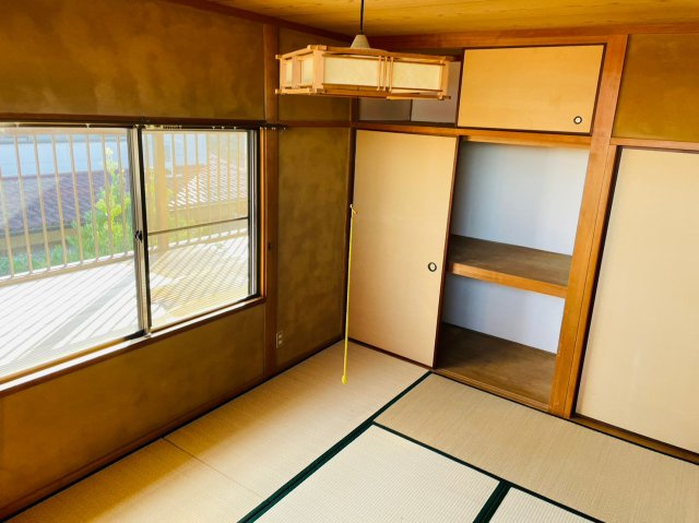押入れは奥行き・高さがあり、布団や季節物の収納にも便利。棚や仕切りを活用することで、整理整頓もしやすい設計です。和室ならではの収納力があり、生活スペースをすっきり保つことができます。
