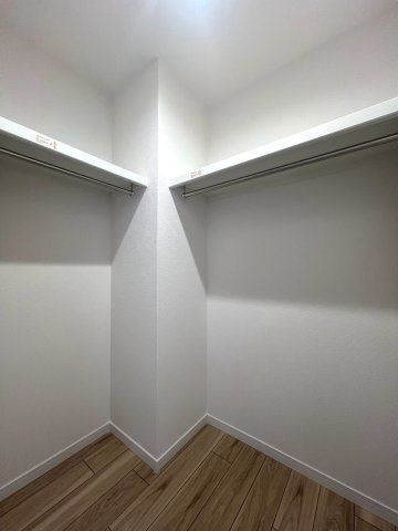広々としたウォークインクローゼットです。