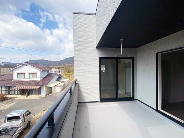 広々したバルコニーは洗濯干しに助かります