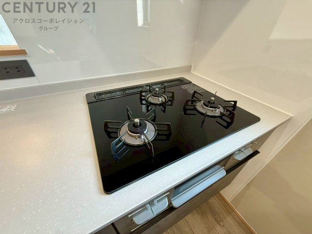 多数の調理器具を同時に使用でき、料理の効率化が可能。省エネで節約になり、様々な料理スタイルに適応できます。また、火力調整が独立しており、手入れや掃除もしやすく、今よりもっとお料理が楽しくなるかも。