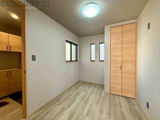 子供部屋…創造性や成長を促す遊びの空間を提供。学習や趣味に集中できる環境を整えます。個別のプライベートスペースは自己表現と自立心を育み、心地よい睡眠環境を整えリラックスできる場所を提供。