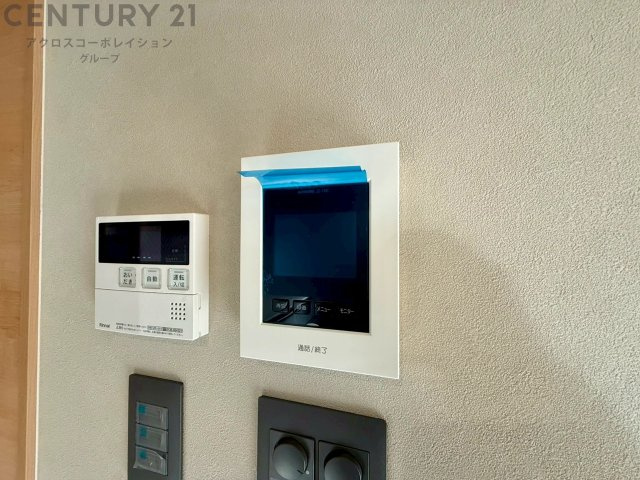 訪問者が来たときにテレビ画面で確認できるため、安心してドアを開けられます。録画機能があるものもあり、留守中に来訪者を記録しておくことができます。利便性が高く、セキュリティ面でも安心です。