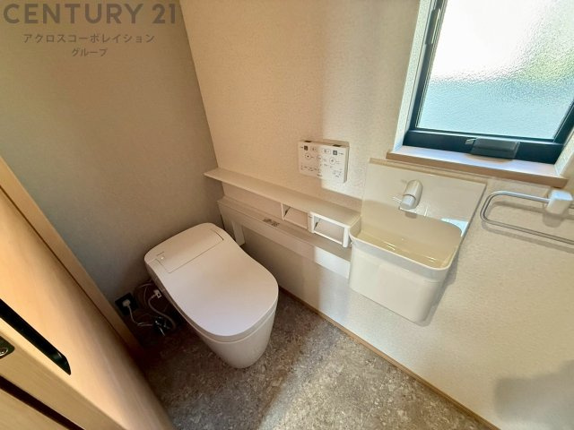 温水洗浄便座付トイレは温水洗浄機能により、暖かい水でおしりを洗浄することができ、冷たい水を使う従来の便座に比べ、温水洗浄機能で暖かいトイレを提供し、快適な使用を可能にします。