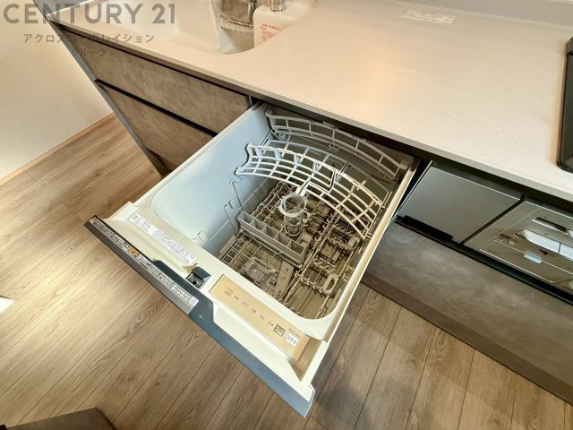 食器洗浄乾燥機は手洗いに比べて時間や労力を節約できます。また、高温のお湯で洗浄されるため、雑菌や細菌を殺菌する効果もあります。さらに、乾燥機能があるため、手で拭く手間も省け衛生的に保管できます。