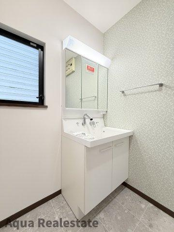 独立洗面台、小物を置くことができて便利です