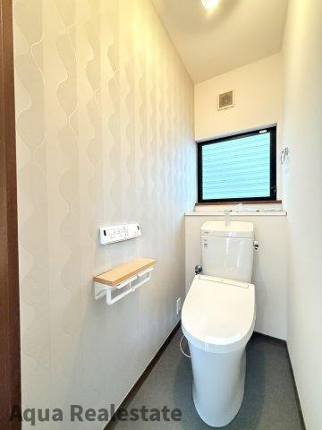 落ち着いた色調のトイレです