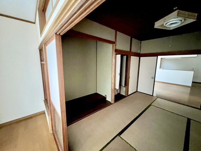 1階の6帖和室には、仏間と床の間が設けられた趣のある造りです。床の間には季節の花や掛け軸などを飾ることができ、和室らしい落ち着いた空間を演出できます。仏間があるため、仏壇を置く場所も確保しやすいです。