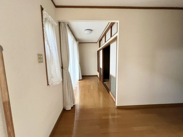 和室に面した広縁には大きな窓が設けられており、たっぷりと自然光を取り込める明るい空間です。窓から光が差し込み、隣接する和室にも明るさを届けてくれます。室内干し等、暮らしに合わせて多目的に活用できます。