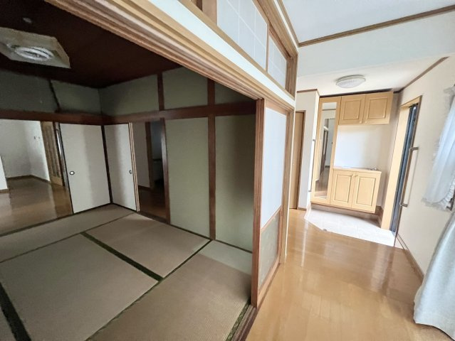 1階に配置された6帖の和室は、落ち着いた和の雰囲気を感じられる空間です。玄関側には広縁が設けられており、窓からの光を取り込みやすい造り。和室には床の間や仏間、押入も備え、収納面も充実しています。