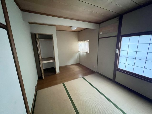 1階に設けられた4.5帖の和室は、畳スペースに加えて板の間を備えた使い勝手の良い空間です。板の間には家具や収納用品などを置きやすく、収納スペースもあり、客間や寝室など多目的に活用できます。