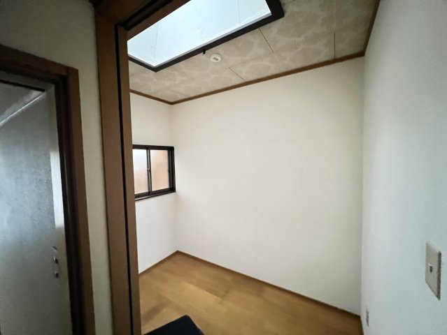 1階の物置には天窓が設けられており、上部から自然光を取り込めるのが特徴です。一般的な収納スペースに比べて明るさを確保しやすく、窓も備えた開放感のある造り。季節用品や日用品のストックなどを保管できます。