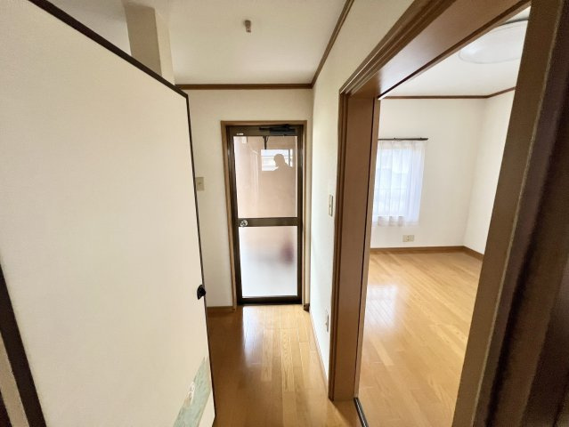 2階の各居室やベランダへつながる廊下です。突き当たりにはベランダへ出入りできる扉が設けられており、光を取り込みやすい造りです。各部屋への動線がまとまっており、移動しやすい間取りとなっています。
