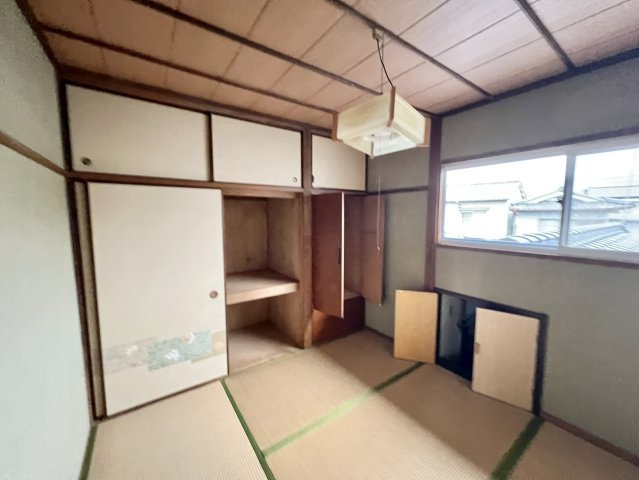 2階の4.5帖和室には、押入や天袋など複数の収納スペースが設けられています。布団や季節用品などを用途に分けて整理しやすく、居室部分をすっきりと使用可能で、寝室や子ども部屋など多彩に活用可能な一室です。