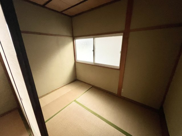 4.5帖の和室に続く3帖の和室です。隣室とは引き戸で仕切られており、開放すれば一体感のある和の空間として利用できます。書斎や趣味スペース、収納を兼ねた部屋など、ライフスタイルに合わせて活用できます。