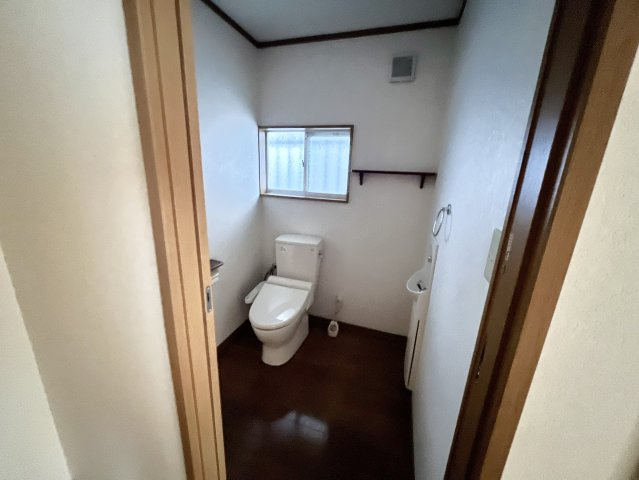 ゆとりを感じられる広さのトイレで、便器とは別に独立した手洗い場を備えています。使用後すぐに手洗いができ、来客時にも便利な仕様です。窓が設けられているため自然光を取り込め、換気もしやすいのがポイント。