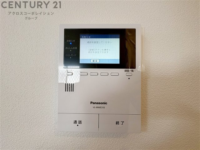 訪問者が来たときにテレビ画面で確認できるため、安心してドアを開けられます。録画機能があるものもあり、留守中に来訪者を記録しておくことができます。利便性が高く、セキュリティ面でも安心です。
