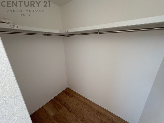 収納力が高く洋服や小物を整理しやすく、更衣室のように使え、部屋がすっきり保てます。収納の配置を自由に調整でき、換気性が良く防湿・防虫対策も可能。快適で機能的な生活空間を実現できます♪