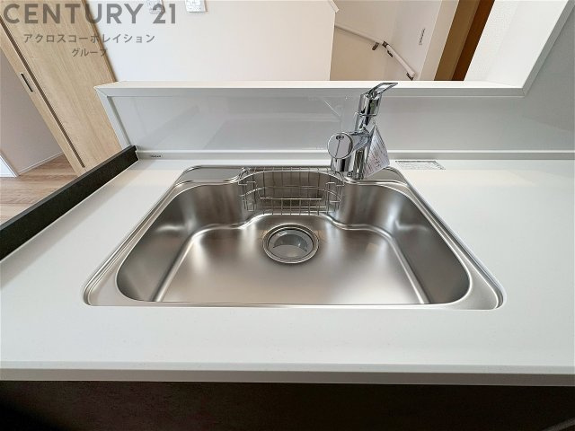大きなシンクでお鍋などの大きな調理器具を洗う際にも便利です。