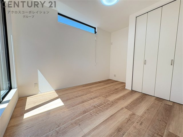 明るい色合いのフローリングとクロスを使用した洋室は家具やインテリアとも調和しやすく空間が広く感じられ開放感を生み出します。自然光を効果的に反射し、室内を明るく保つため、日中の照明使用を抑えられます。
