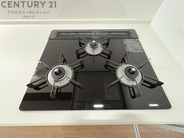 多数の調理器具を同時に使用でき、料理の効率化が可能。省エネで節約になり、様々な料理スタイルに適応できます。また、火力調整が独立しており、手入れや掃除もしやすく、今よりもっとお料理が楽しくなるかも。