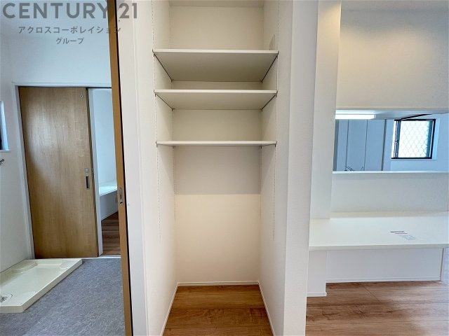 棚付きの収納で、洗面室にも近く、洗剤など様々なものの収納に便利です♪