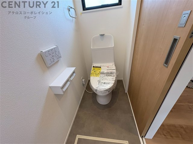 温水洗浄便座付トイレは温水洗浄機能により、暖かい水でおしりを洗浄することができ、冷たい水を使う従来の便座に比べ、温水洗浄機能で暖かいトイレを提供し、快適な使用を可能にします。