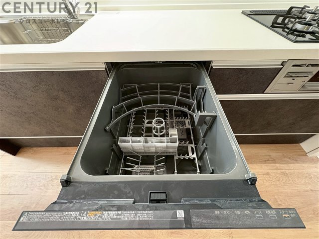 手洗いに比べて時間や労力を節約できることです。また、高温のお湯で洗浄されるため、雑菌や細菌を殺菌する効果もあります。さらに、乾燥機能があるため、手で拭く手間も省け衛生的に保管できます。