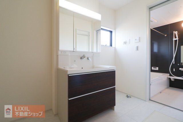 大きく使い勝手の良い三面鏡です。三面鏡の裏側は小物の収納に便利なキャビネット仕様です。