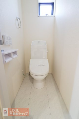 細かな温度調節ができ、清潔・快適に使用できる温水洗浄機能付トイレを採用しています。