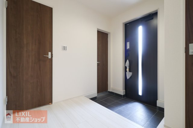 シンプルで飽きの来ないデザインの玄関。壁面収納にすることで全体的にすっきりとした印象です。