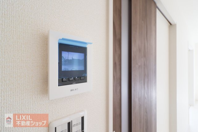 モニター付きインターホンです。玄関まで行かずに訪問者の姿を確認できるだけでなく、防犯にもつながるとても便利なアイテムですね。
