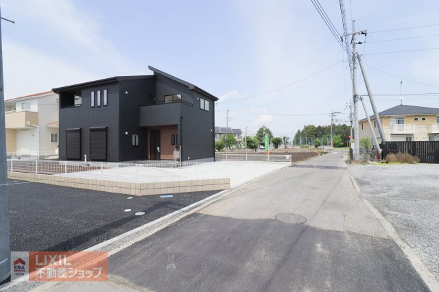 前面道路の現地完成写真です。ゆとりのある道幅や楽々駐車など、現地でご確認ください。