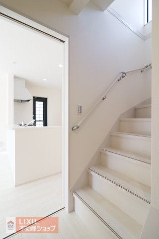 階段は手すり付き・折り返し設計。安全性の確保はもちろんのこと、住む人にとって上りやすく不便を感じない造りです。